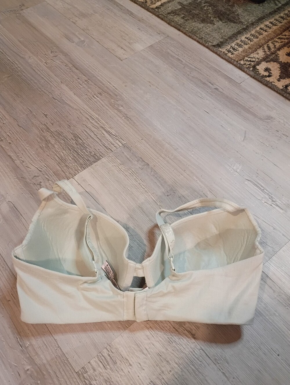 Victoria Secret - Picture 3 of 5